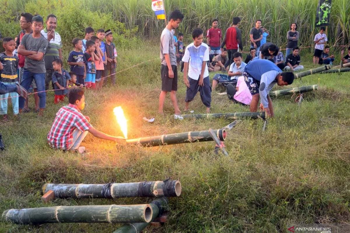 Bamboo Canon: A Thunderous Tradition to Welcome Ramadhan