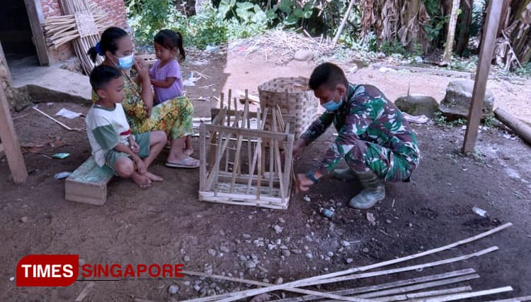 TMMD South Tapanuli Help the Local with Their Weaving